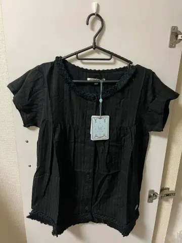 COYSEIO 블랙 프린지 셔링 블라우스