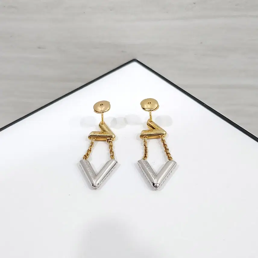 루이비통 LV 다이아 볼트 귀걸이 Q96973 사진 3