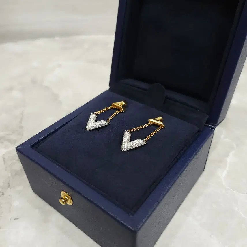 루이비통 LV 다이아 볼트 귀걸이 Q96973 사진 5