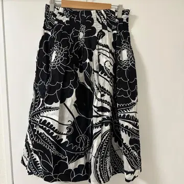 SPORTMAX CODE 꽃무늬 플레어 스커트 블랙 화이트