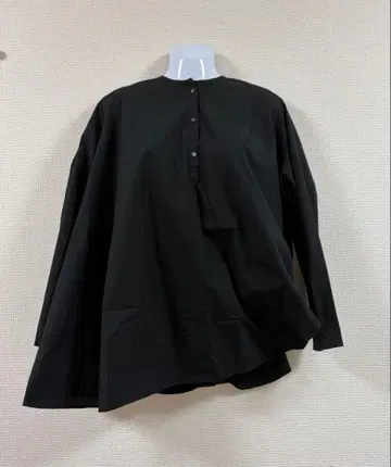 미즈이로 인드 밴드 카라 변형 비대칭 셔츠 블랙