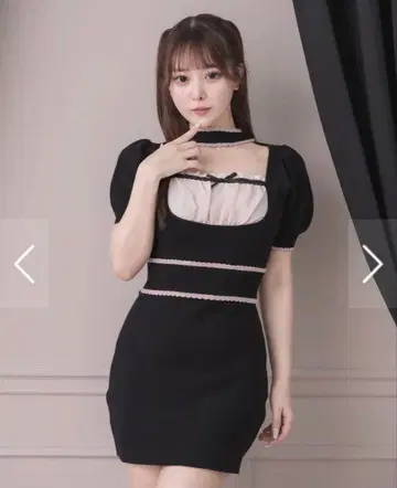 pium 초커 포함 요크 절개 니트 원피스 블랙 화이트