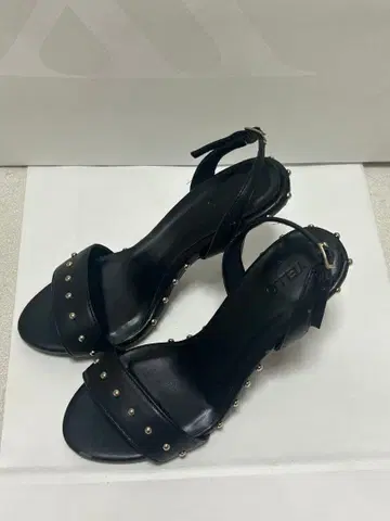 YELLO 스터드 블랙 샌들 M 사이즈 23cm