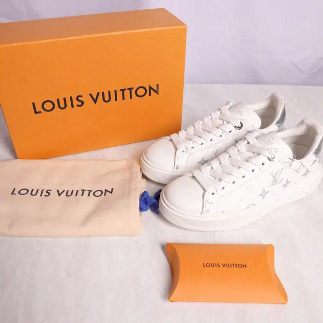 ルイ・ヴィトン（Louis Vuitton）タイムアウトスニーカーホワイト＆シルバー