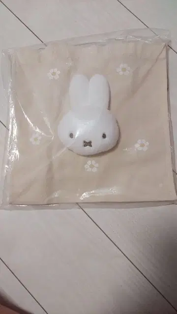 미피 봉제 인형 포함 토트백 베이지 꽃무늬