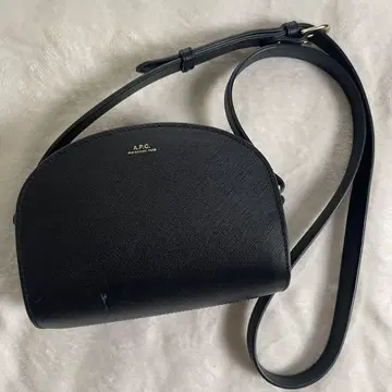 A.P.C. 하프문 미니 숄더백 블랙