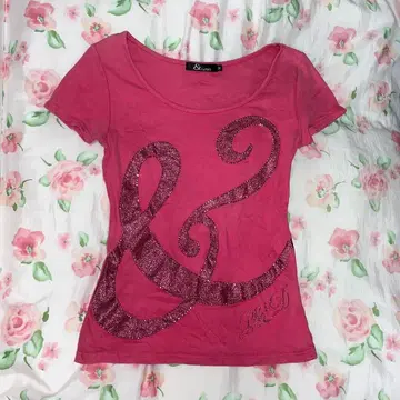 &by P&D Pinky&Dianne 스터드 로고 티셔츠