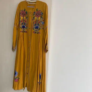 MALAIKA 자수 롱 원피스 머스타드