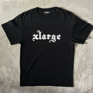 XLARGE 로고 자수 T셔츠 블랙