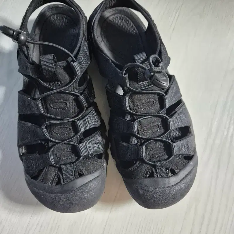 keen 뉴포트h2 275 트리플 블랙