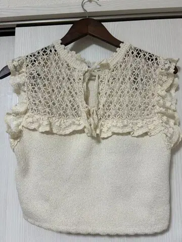 ZARA 레이스 절개 슬리브리스 니트