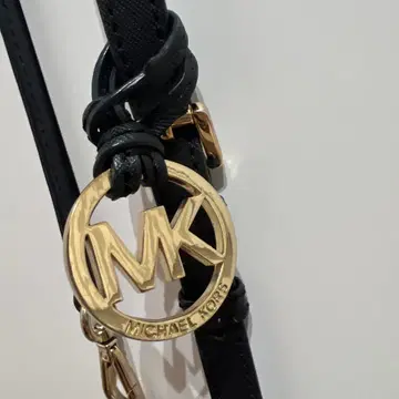 Michael Kors 참 부착 숄더 스트랩 블랙