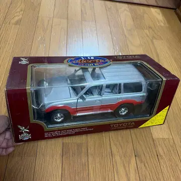 Road Legends 1/18 Toyota Land Cruiser