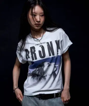 who's who gallery KOOKY'N BRONX 포토 TEE
