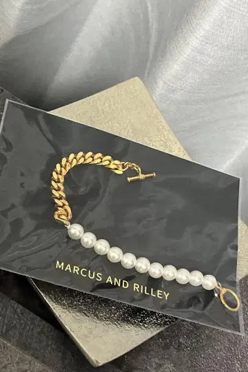 Marcus and Rilley 팔찌