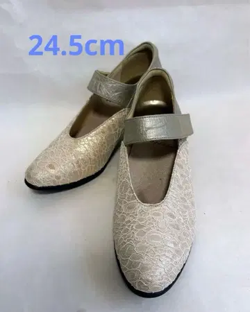 BeauFort 아몬드 토 슬림 레그 스트랩 펌프스 베이지 메리 제인