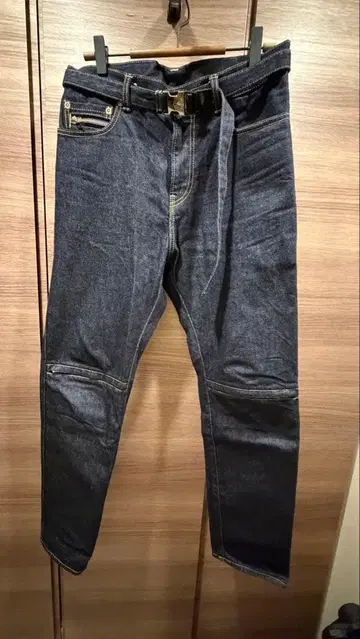 sacai 24-03354M 블랙 벨티드 지퍼 데님 사카이