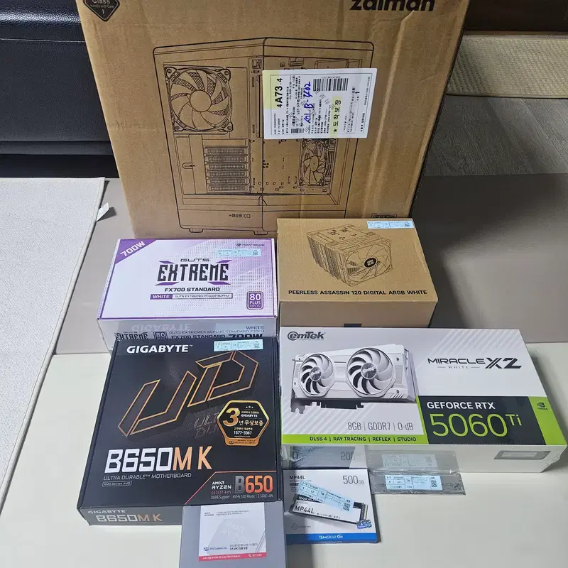 (미개봉)라이젠7500X3D 램16 이엠텍RTX5060Ti 화이트본체!~
