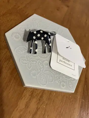 미나 페르호넨 캐러밴 핀 배지