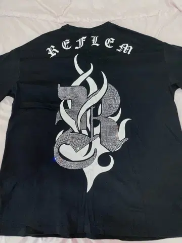 REFLEM 큐빅 로고 T셔츠 블랙
