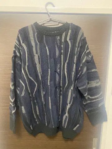 THRIFTY LOOK 3D 입체편직 크루넥 니트 스웨터