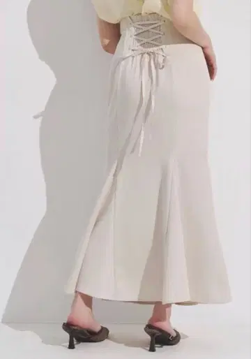 MERCURYDUO 백 레이스업 스트레치 머메이드 스커트 아이보리