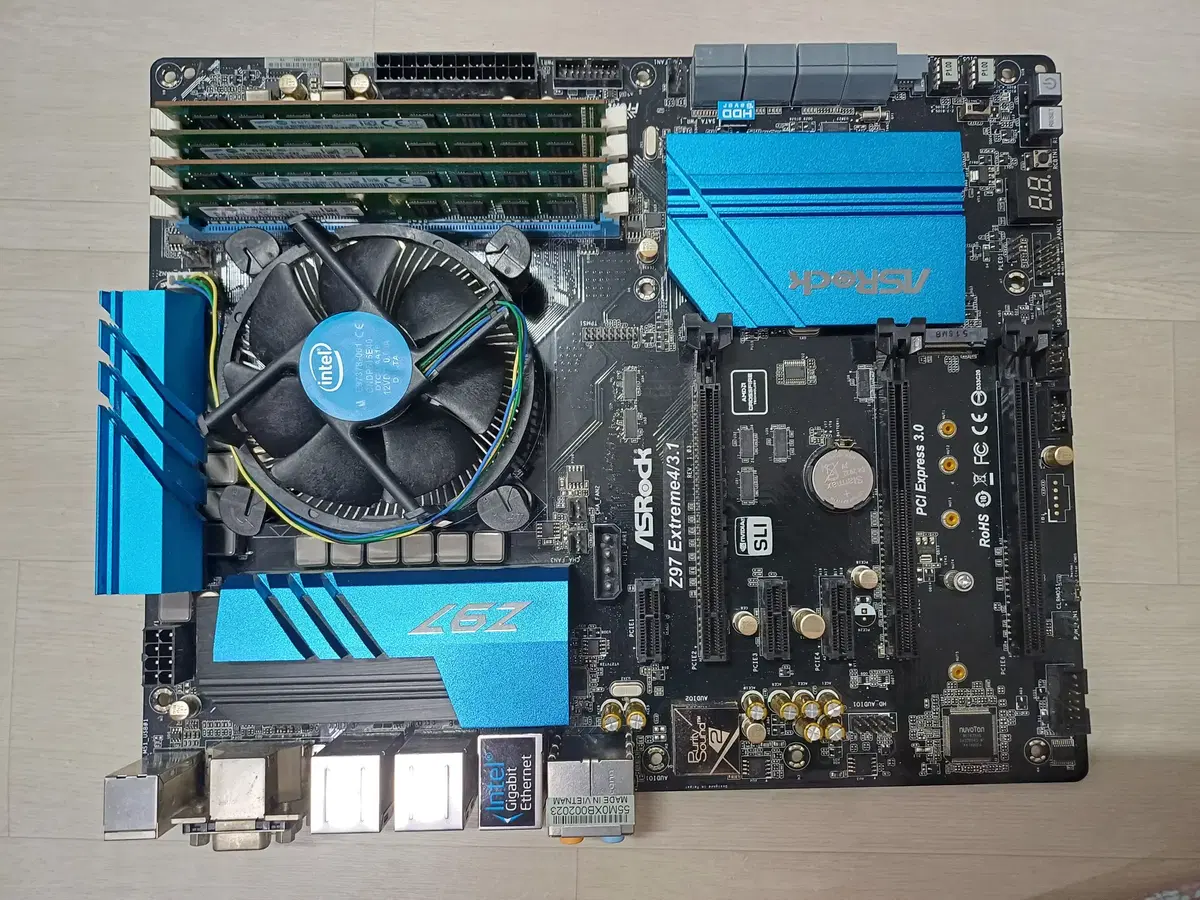 マザーボードASRock Z97 Extreme4 + CPU i7-4790k ASRock > Z97 