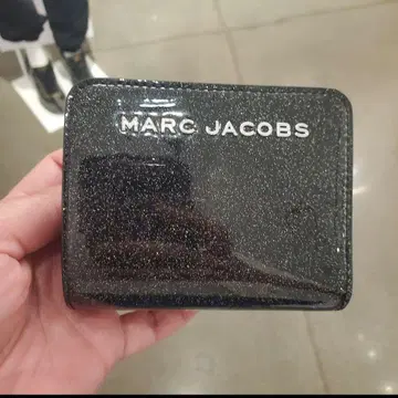 MARC JACOBS 접이식 지갑 블랙 에나멜 글리터
