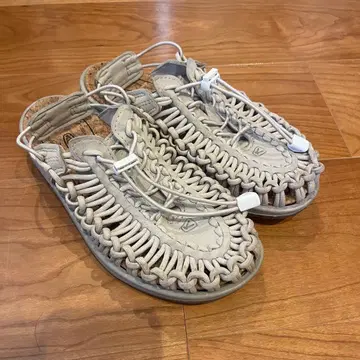 [ 새상품급 ] KEEN UNEEK 샌들 베이지