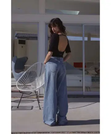 ALEXIA STAM 오픈 백 스트라이프 바디수트
