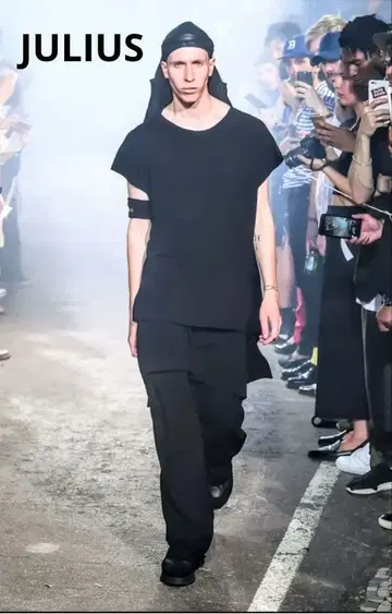 JULIUS COTTON 100% 폴딩 슬리브리스 티셔츠