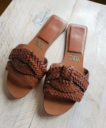 한 번 신어본 ZARA 뜨개질 플랫 샌들 브라운 새상품급