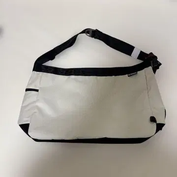Chrome Newspaper Messenger Bag 화이트/블랙