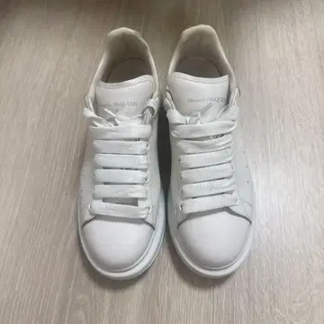 Alexander McQueen 오버 사이즈 스니커즈 인기 색상
