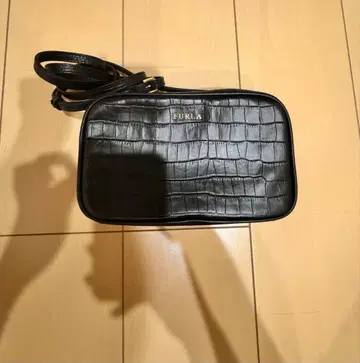 FURLA 크로커다일 무늬 숄더백