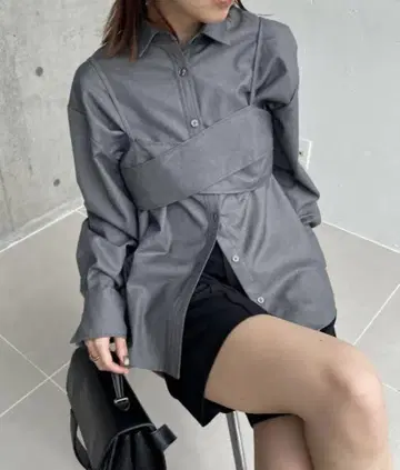 새상품급 카프리슈 레마쥬 크로스 뷔스티에 셔츠 그레이