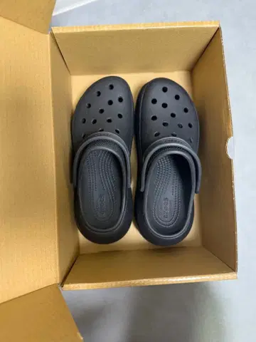 새상품 Crocs 통굽 샌들 블랙