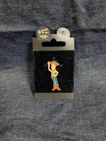 Disney Store 토이스토리 우디 핀 배지