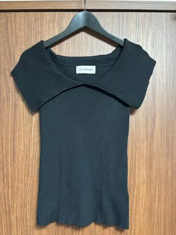 구매 전 댓글 주세요 LILY BROWN 리브 니트 오프숄더 상의