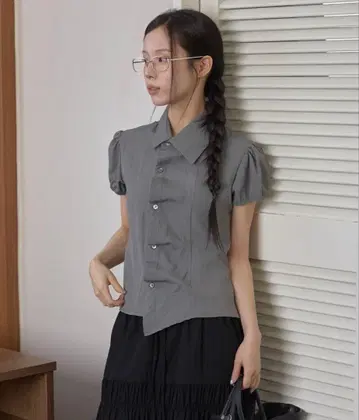 [ UNE ORIGINAL ] 비대칭 퍼프 슬리브 나일론 셔츠 블라우스