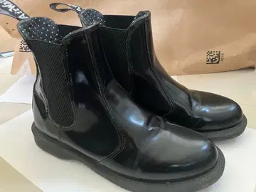 Dr. Martens 사이드 고어 부츠 블랙