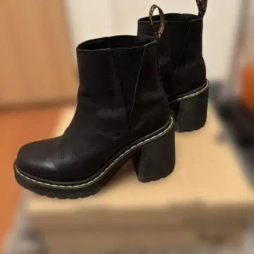 Dr. Martens 블랙 첼시 통굽 부츠 새상품급!