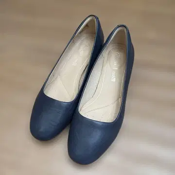 Clarks 쿠션 플러스 펌프스 네이비