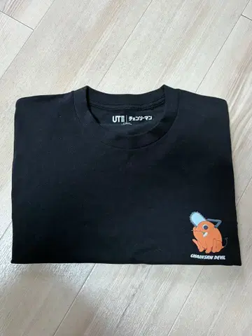 UNIQLO UT 체인소 맨 포치타 T셔츠 블랙