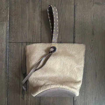 송치 소재 스터드 부착 핸드백
