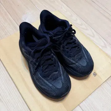 가격 인하 중 HOKA 스니커즈 블랙 23.5cm