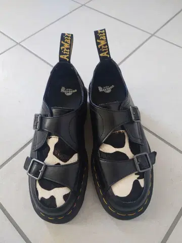 Dr. Martens 카우 패턴 더블 스트랩 로퍼