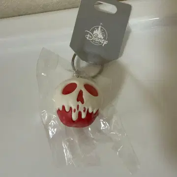 Disney Store 독 사과 키체인