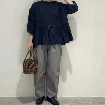 늑대와 올빼미 늑대와 나무 사이로 비치는 햇살의 오솔길
