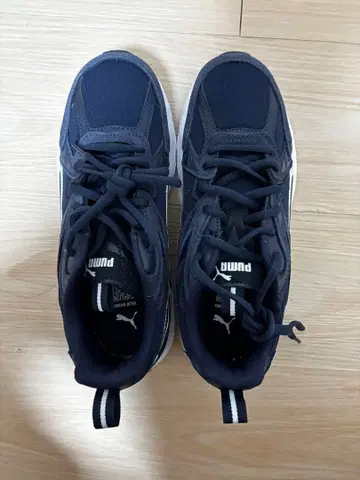 PUMA 네이비 스니커즈